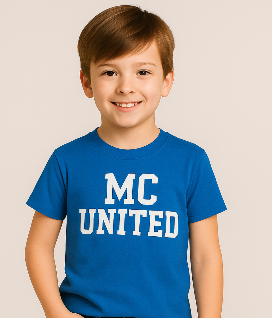 Garcon de 10 ans avec un tshirt bleu illustrant le catalogue de vetement du grossiste MC UNITED